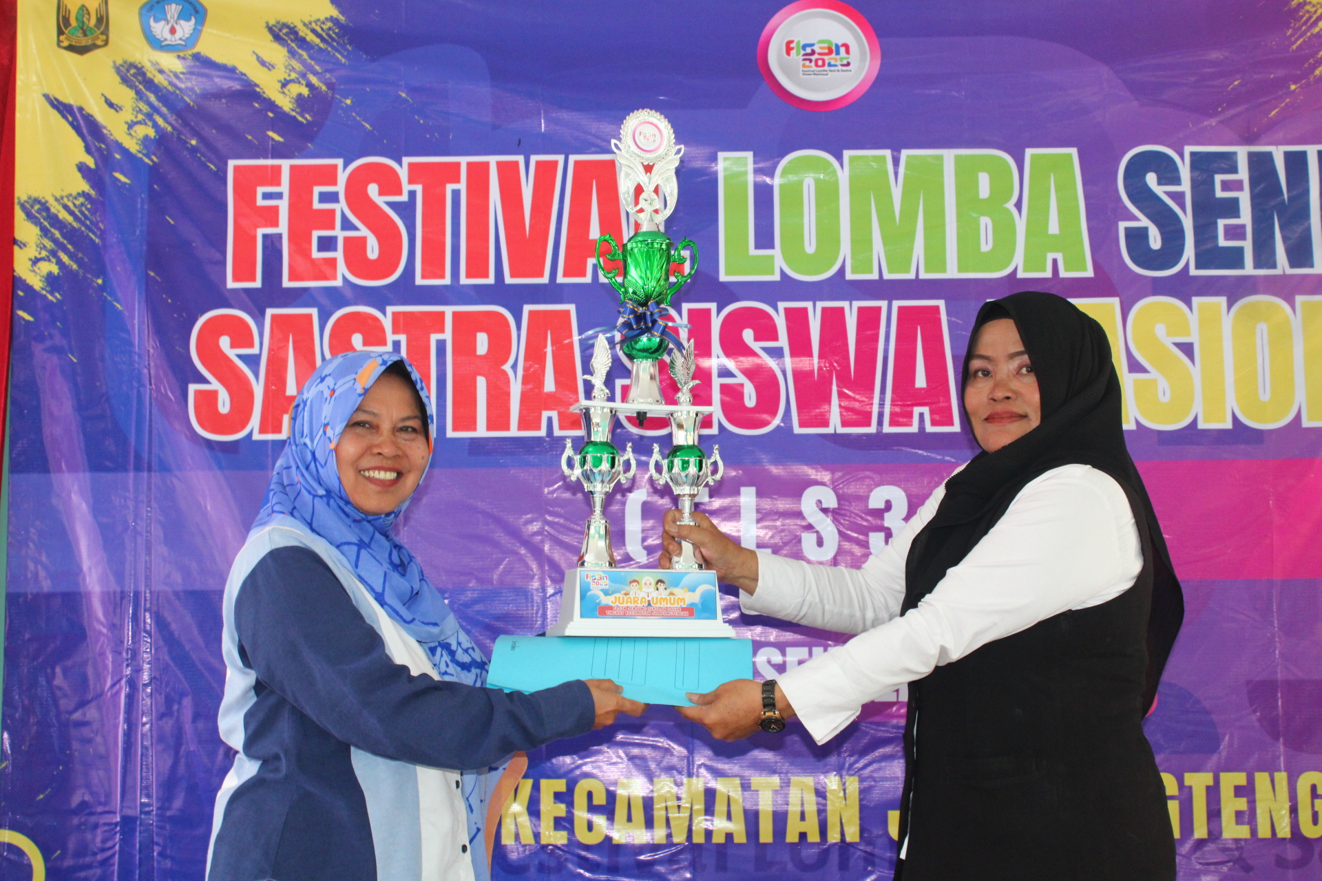 Penyerahan Piala Juara Umum oleh Ketua K3S kepada Kepala SDN Jampangtengah