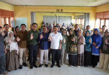 Wabup Sukabumi H.Andreas dan Kepala DKP dr. Gatot Sugiharto Menyalurkan Beras Nutrizinc Di SMPN 1 Kadudampit