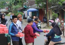 PGRI, KKKSP-SD dan KWARRAN Jampangtengah Bagikan Takjil