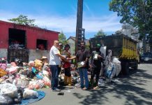 Kang Marwan Mantan Bupati Sukabumi 2 Periode Melalui LSM DAMPAL Jurig Salurkan Bantuan untuk Petugas Pengangkut Sampah DLH Kab Sukabumi