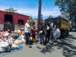 Kang Marwan Mantan Bupati Sukabumi 2 Periode Melalui LSM DAMPAL Jurig Salurkan Bantuan untuk Petugas Pengangkut Sampah DLH Kab Sukabumi