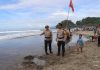 Pantau Langsung Pesisir Pantai, Kapolres Sukabumi Himbau Wisatawan Jangan Berenang Terlalu Jauh Utamakan Keselamatan Keluarga