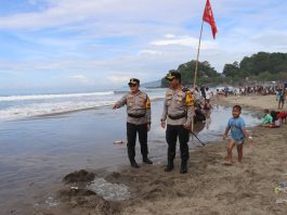 Pantau Langsung Pesisir Pantai, Kapolres Sukabumi Himbau Wisatawan Jangan Berenang Terlalu Jauh Utamakan Keselamatan Keluarga