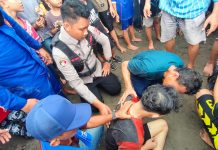 Anggota Polres Sukabumi Sigap Selamatkan Wisatawan Terseret Ombak di Pantai Cikakak