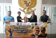 Wakili Bupati, LSM Dampal Jurig Serahkan Tropi Bergilir Kepada Panitia Open Turnamen Bola Voli Bupati Cimas LSM Dampal Jurig Cup Ke 5 Cijengkol