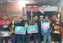 Irvan Azis Ketua LSM Dampal Jurig Wakili Bupati Serahkan Tropi dan Uang Pembinaan Kepada Juara Cimas LSM Dampal Jurig Cup V Milad Yasba Ke 35 Cijengkol Caringin