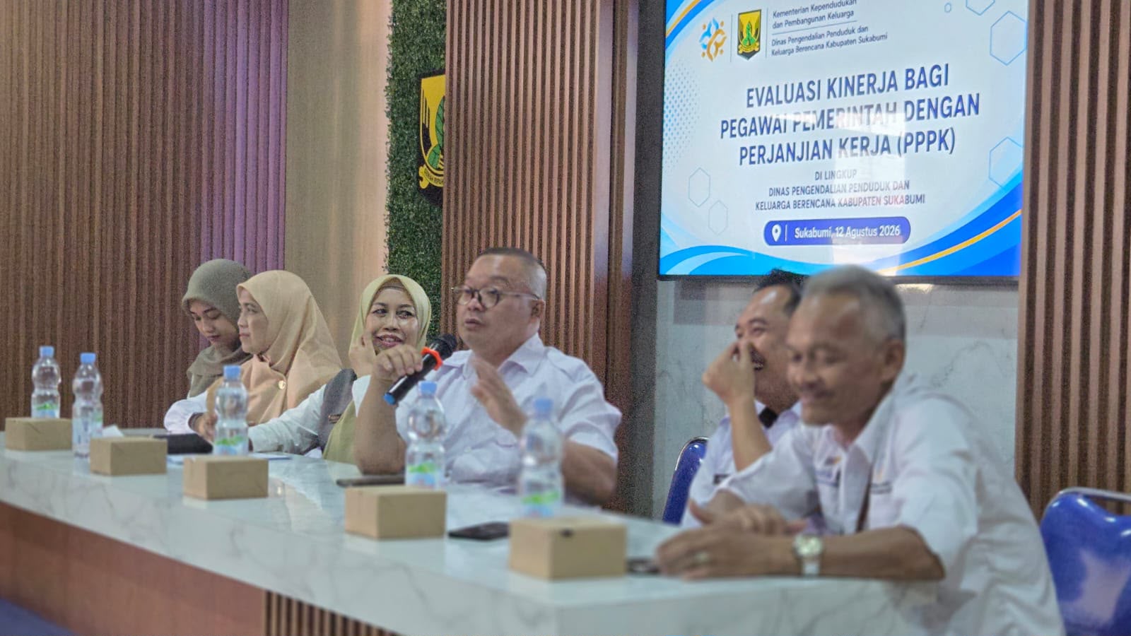 Sekretaris DPPKB Gandi Lesmana Buka Evaluasi Kinerja PPPK Paruh Waktu pada Hari Pertama Bertugas