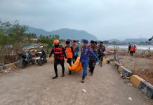Satpolairud Polres Sukabumi Bantu Evakuasi Korban Tenggelam di Perairan Pantai Dolpin Citepus