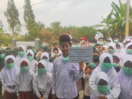 LSM Dampal Jurig Bagikan 2 Ribu Masker Gratis untuk Warga Sukabumi Terdampak Debu Vulkanik Erupsi Anak Gunung Krakatau