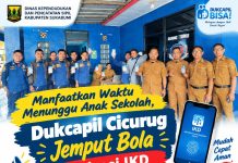 Manfaatkan Waktu Menunggu Anak Sekolah, Dukcapil Cicurug Jemput Bola Aktivasi IKD